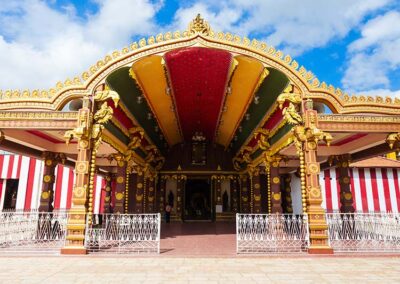The colorful entrance of the Nallur Kandaswamy Temple